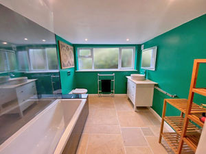 Ensuite - click for photo gallery